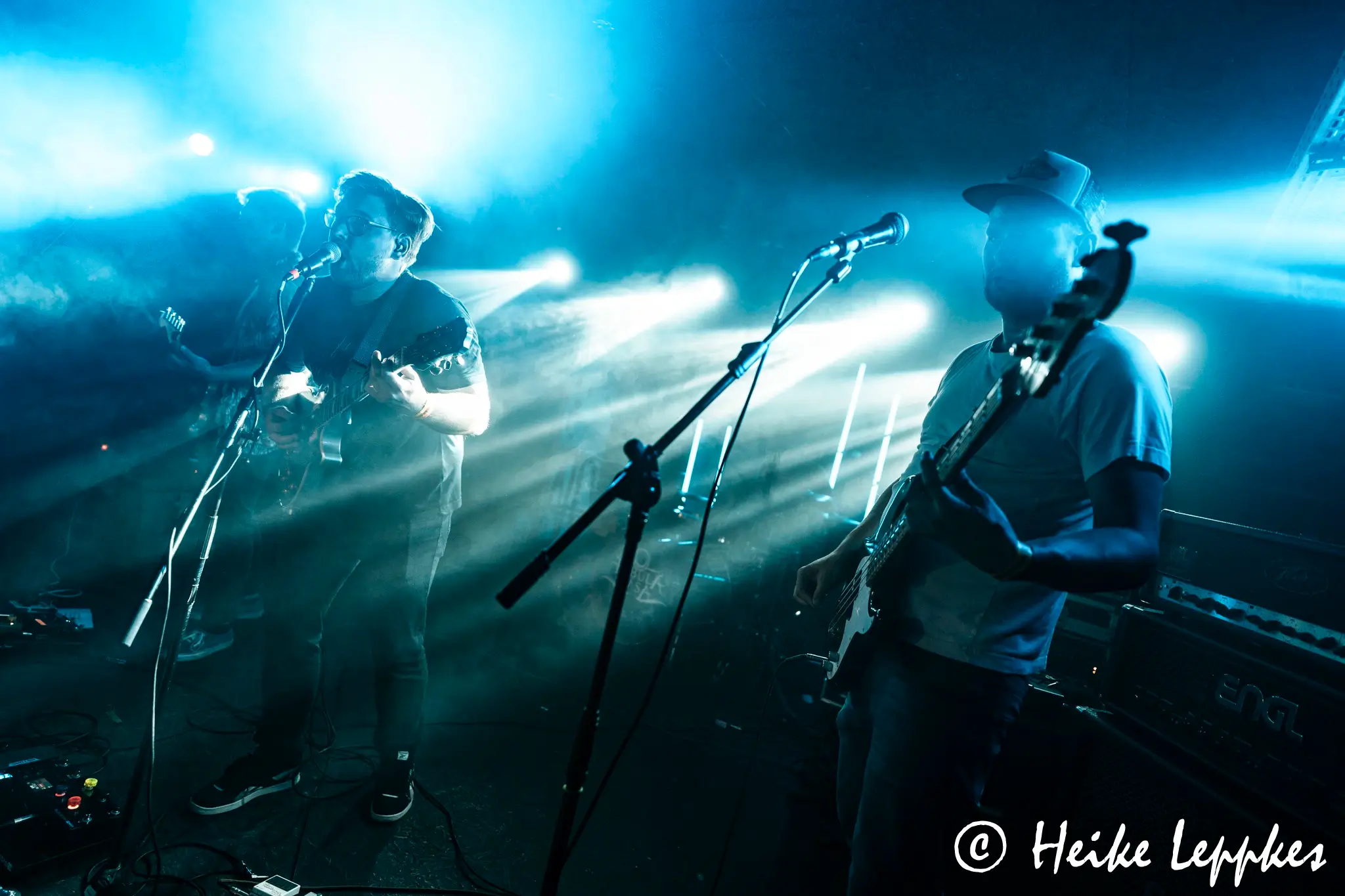 Kip Kasper live im MTC Köln – die Rockband spielt auf der Bühne mit E-Gitarren, E-Bass und Drums, während das Bühnenlicht ihre Schatten wirft.