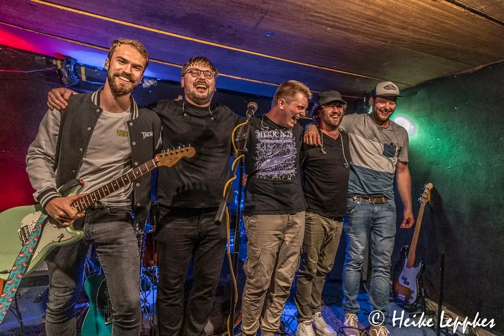 Kip Kasper live im Wild Rover Aachen – die Rockband beendet ihr Konzert und bedankt sich beim Publikum.