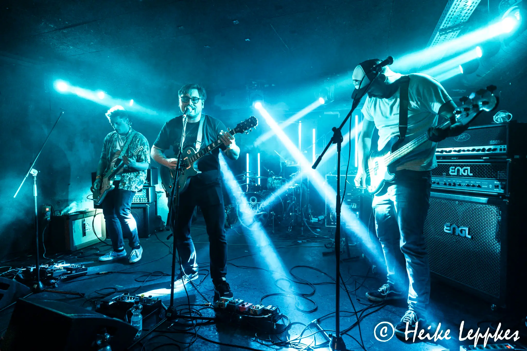 Kip Kasper live im MTC Köln – die Rockband spielt mit E-Gitarren, E-Bass, Drums und Mikrofonen auf der Bühne.