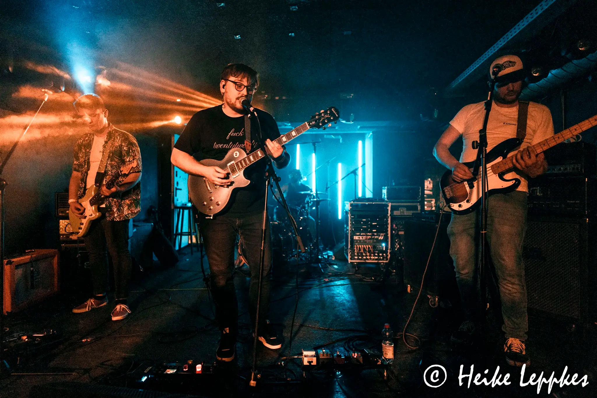 Kip Kasper live im MTC Köln – die Rockband spielt mit E-Gitarren, E-Bass, Drums und Mikrofonen auf der Bühne.